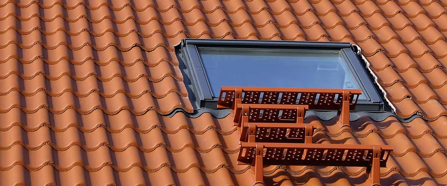 Dachtritte an Dach montiert für eine sichere Dachbegehung